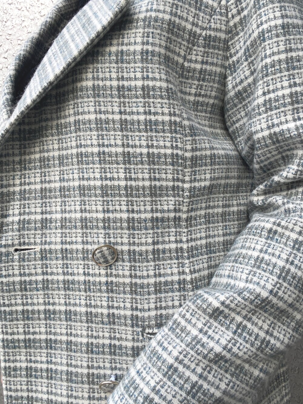 ブルー系のテーラードジャケット、ブルー系のその他パンツ、ブラック系のニット/セーターを着用したレディースの秋コーディネートの5枚目の写真