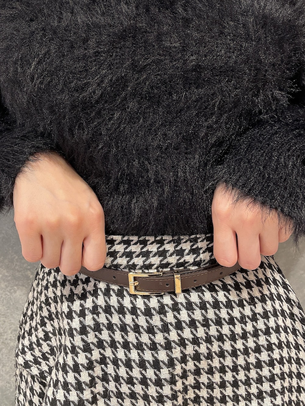 その他のスカート、ブラック系のカーディガン/ボレロ、ブラック系のブーツを着用したレディースの秋コーディネートの7枚目の写真