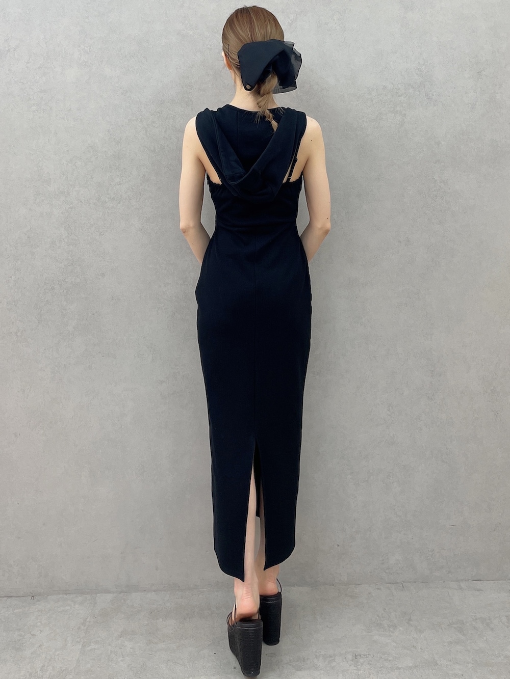 ブラック系のワンピース、ブラック系のサンダル、ブラック系のバレッタ/ヘアクリップを着用したレディースの春コーディネートの6枚目の写真