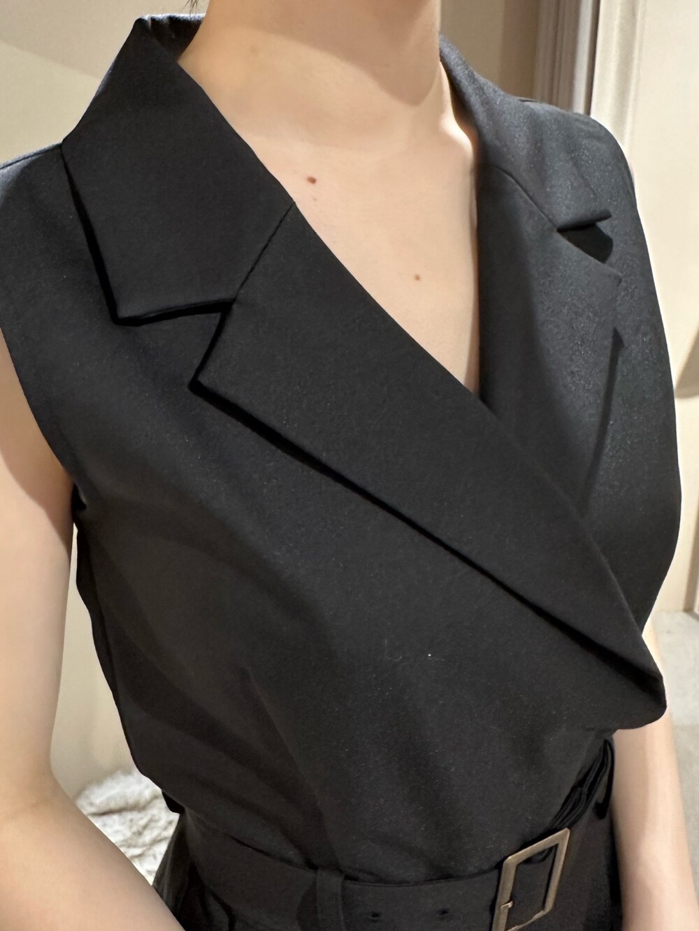 ブラック系のつなぎ/オールインワン、ブラック系のパンプスを着用したレディースの春コーディネートの8枚目の写真