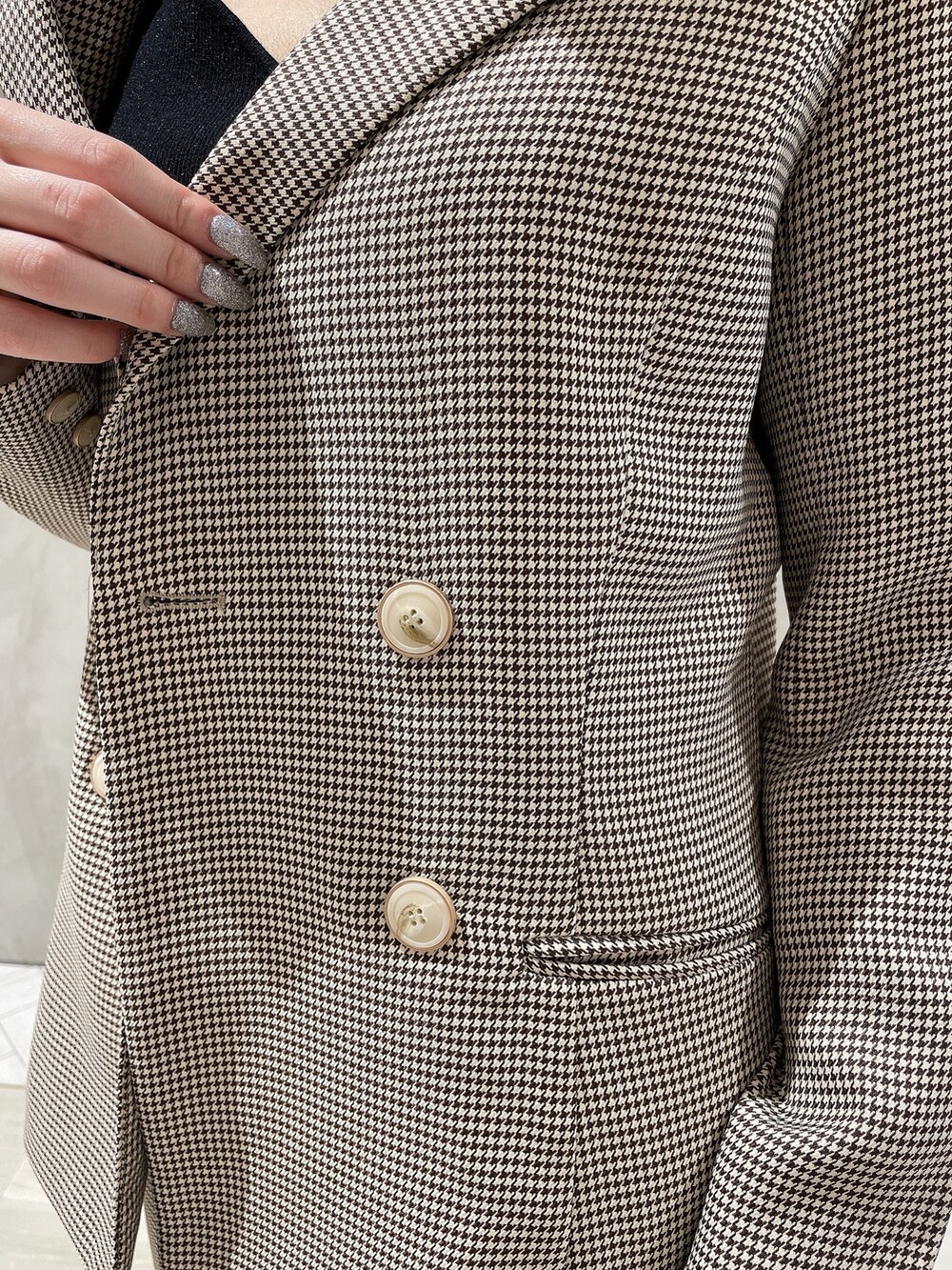 ブラック系のパンプス、その他のテーラードジャケット、その他のスカートを着用したレディースの冬コーディネートの8枚目の写真