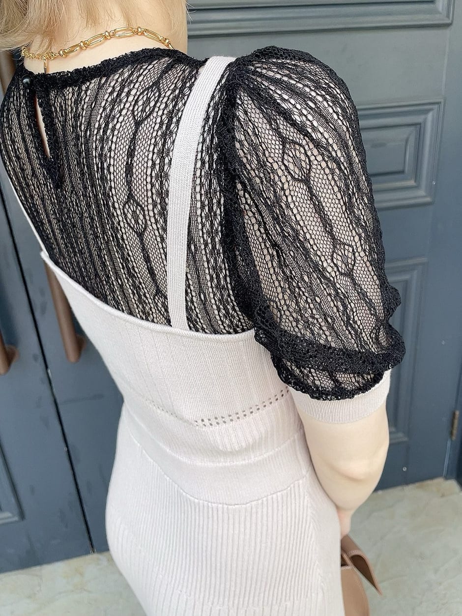 ホワイト系のサンダル、ブラウン系のショルダーバッグ、ベージュ系のワンピースを着用したレディースの春コーディネートの7枚目の写真