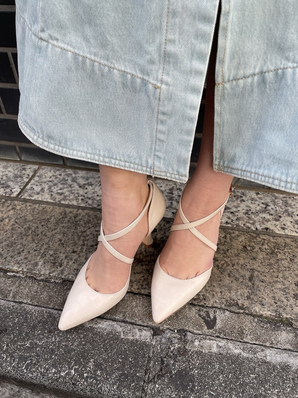 その他のニット/セーター、ホワイト系のハンドバッグ、ブルー系のデニムスカートを着用したレディースの冬コーディネートの8枚目の写真