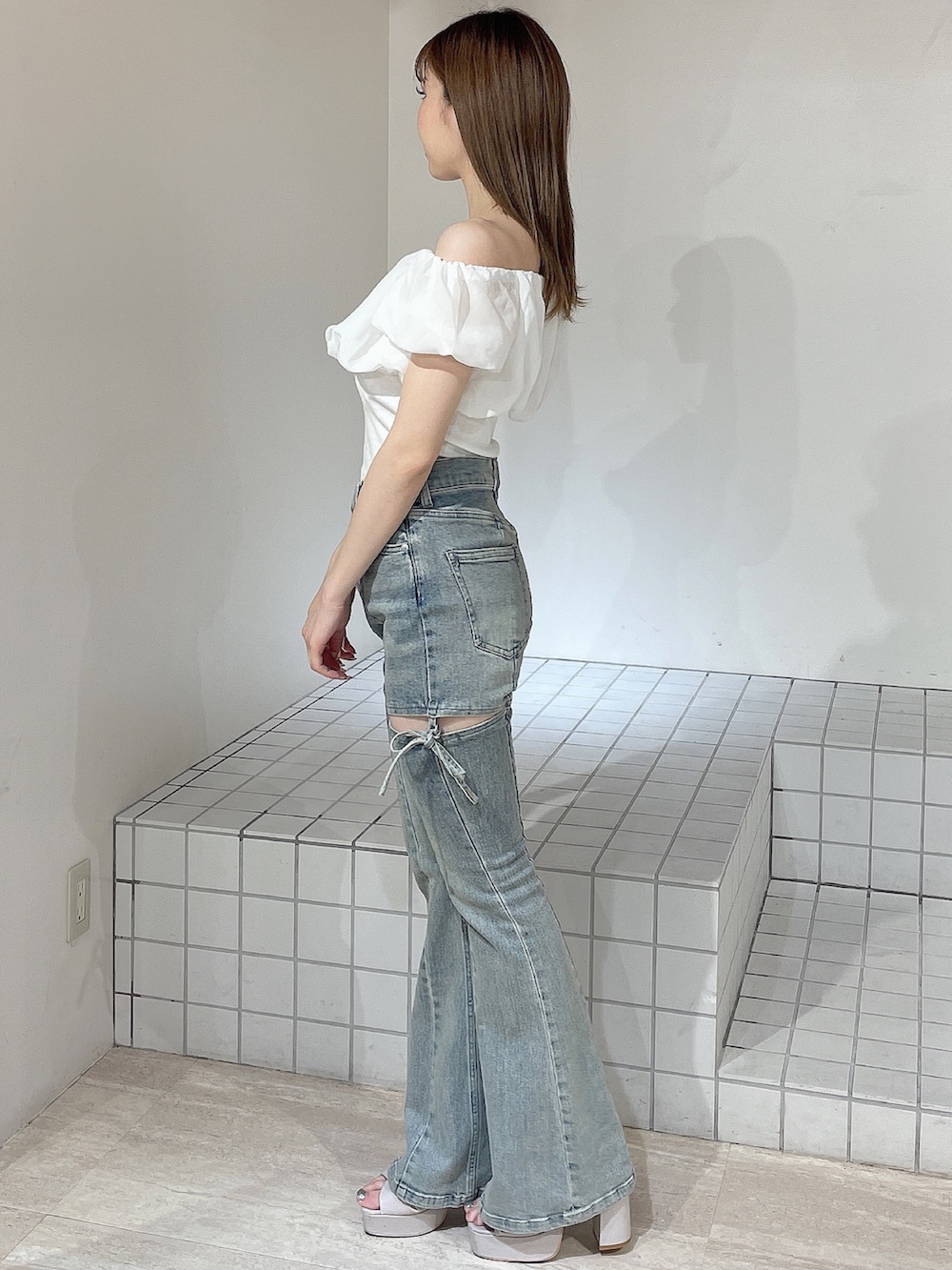 ホワイト系のTシャツ/カットソー、ブルー系のデニムパンツ、ベージュ系のサンダルを着用したレディースの夏コーディネートの3枚目の写真