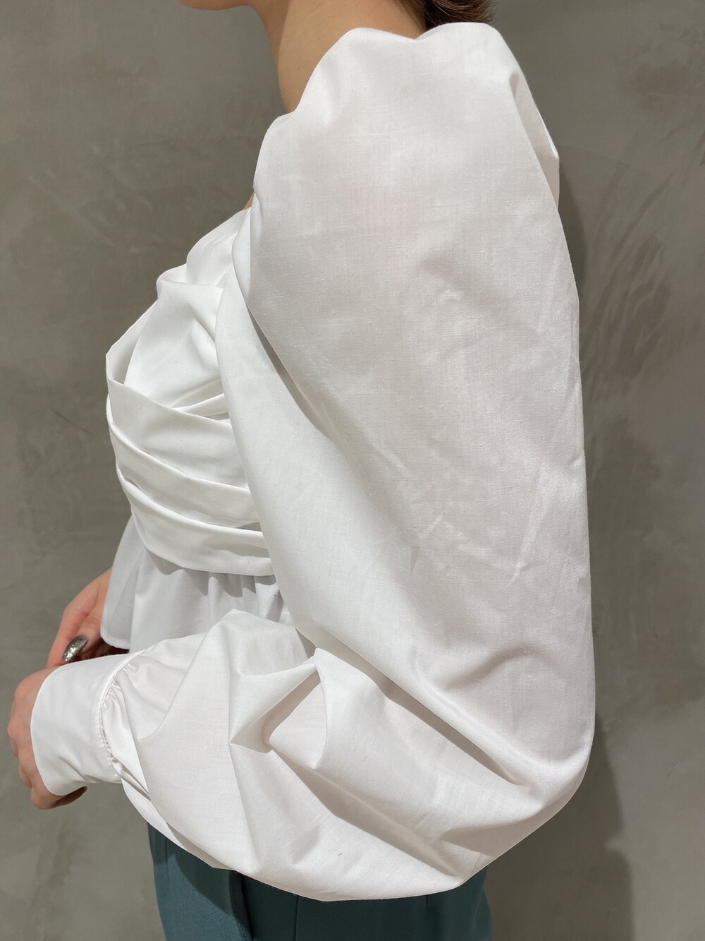 ホワイト系のパンプス、ブルー系のその他パンツ、ホワイト系のシャツ/ブラウスを着用したレディースの冬コーディネートの5枚目の写真