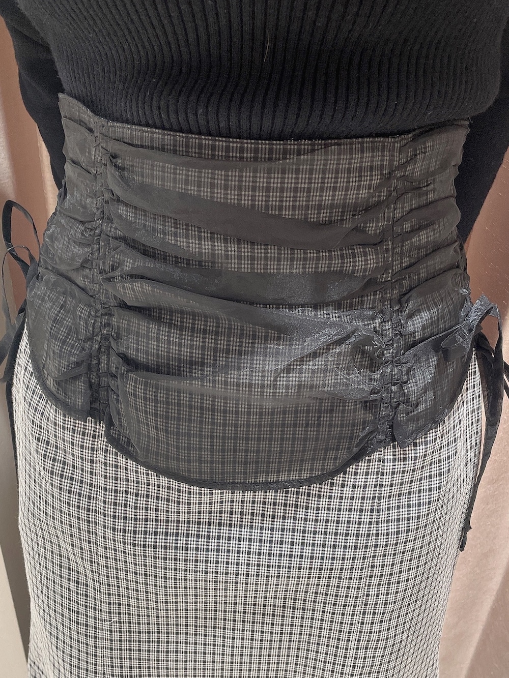 ブラック系のニット/セーター、その他のスカート、ブラック系のブーツを着用したレディースの冬コーディネートの5枚目の写真