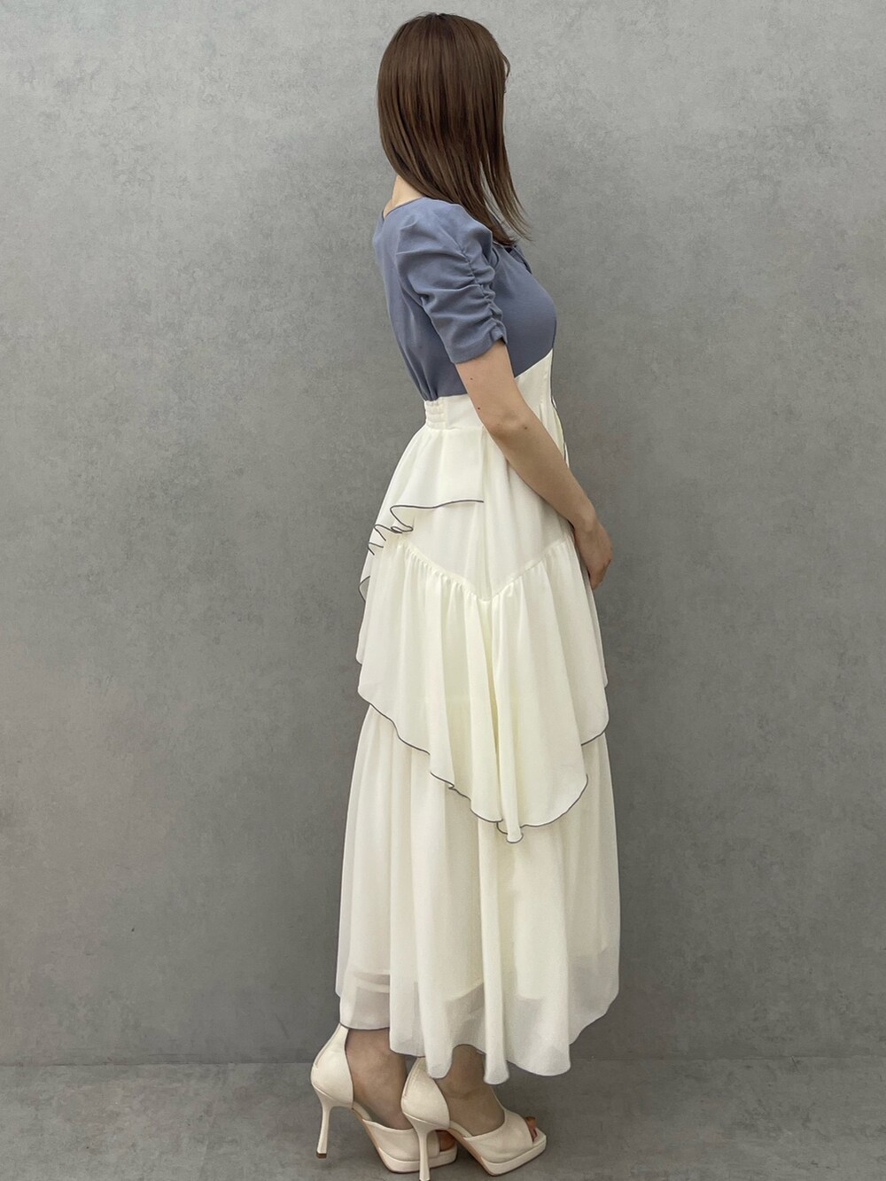 ブルー系のワンピース、ホワイト系のブーツを着用したレディースの春コーディネートの4枚目の写真