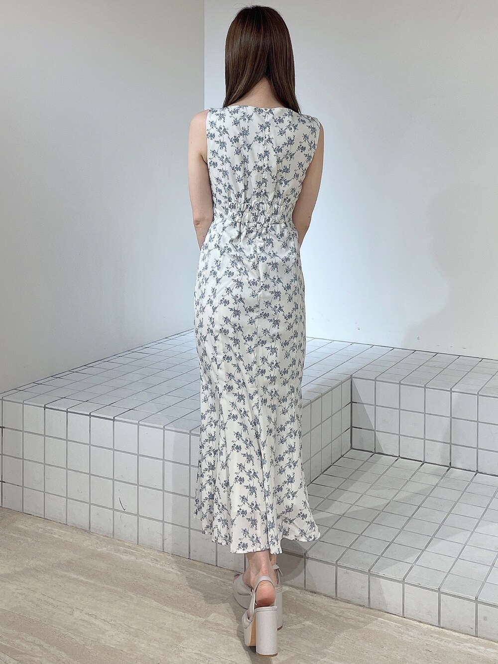 ホワイト系のワンピース、ベージュ系のサンダルを着用したレディースの夏コーディネートの3枚目の写真