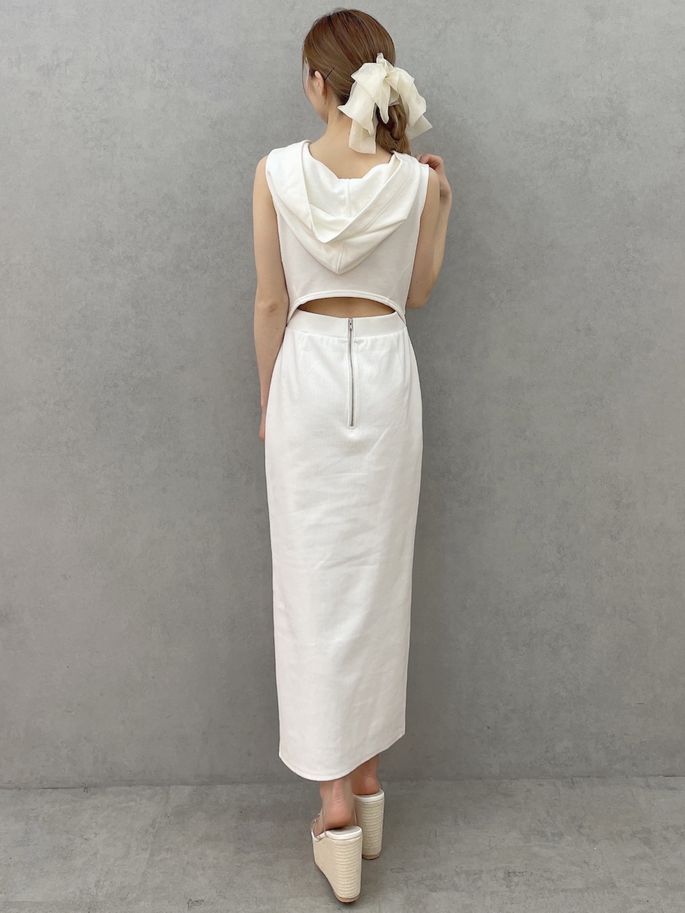 ホワイト系のワンピース、ホワイト系のサンダル、ホワイト系のバレッタ/ヘアクリップを着用したレディースの春コーディネートの3枚目の写真