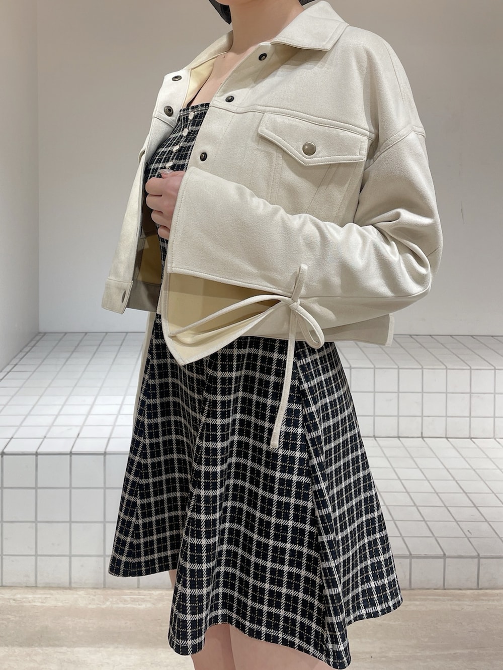 その他のワンピース、ブラック系のブーツ、ホワイト系のブルゾンを着用したレディースの春コーディネートの10枚目の写真