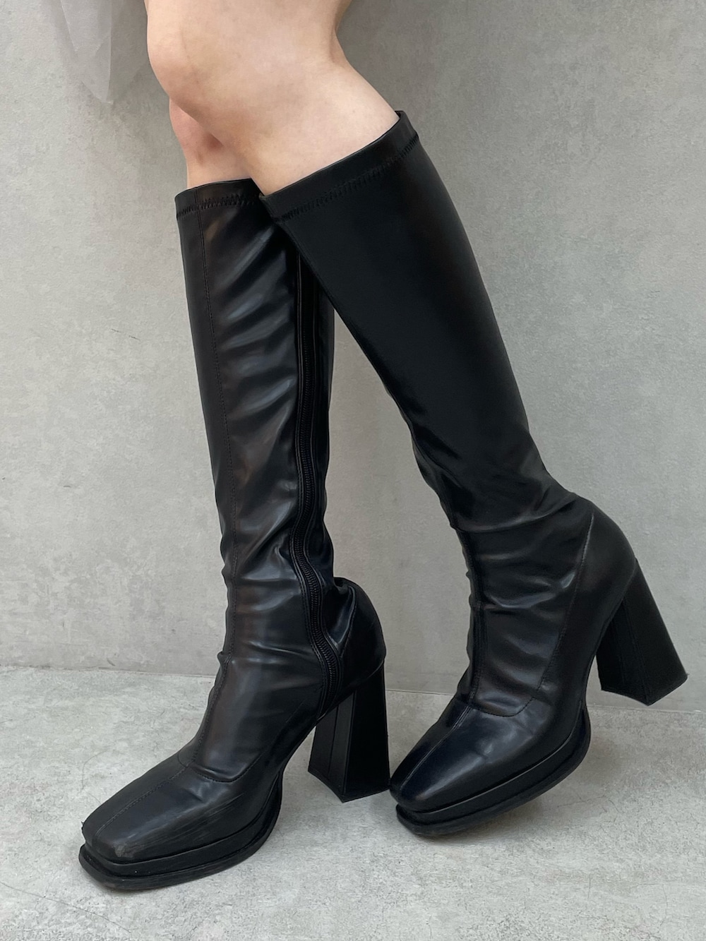 ブラック系のブーツ、グレー系のスカート、パープル系のニット/セーターを着用したレディースの冬コーディネートの7枚目の写真