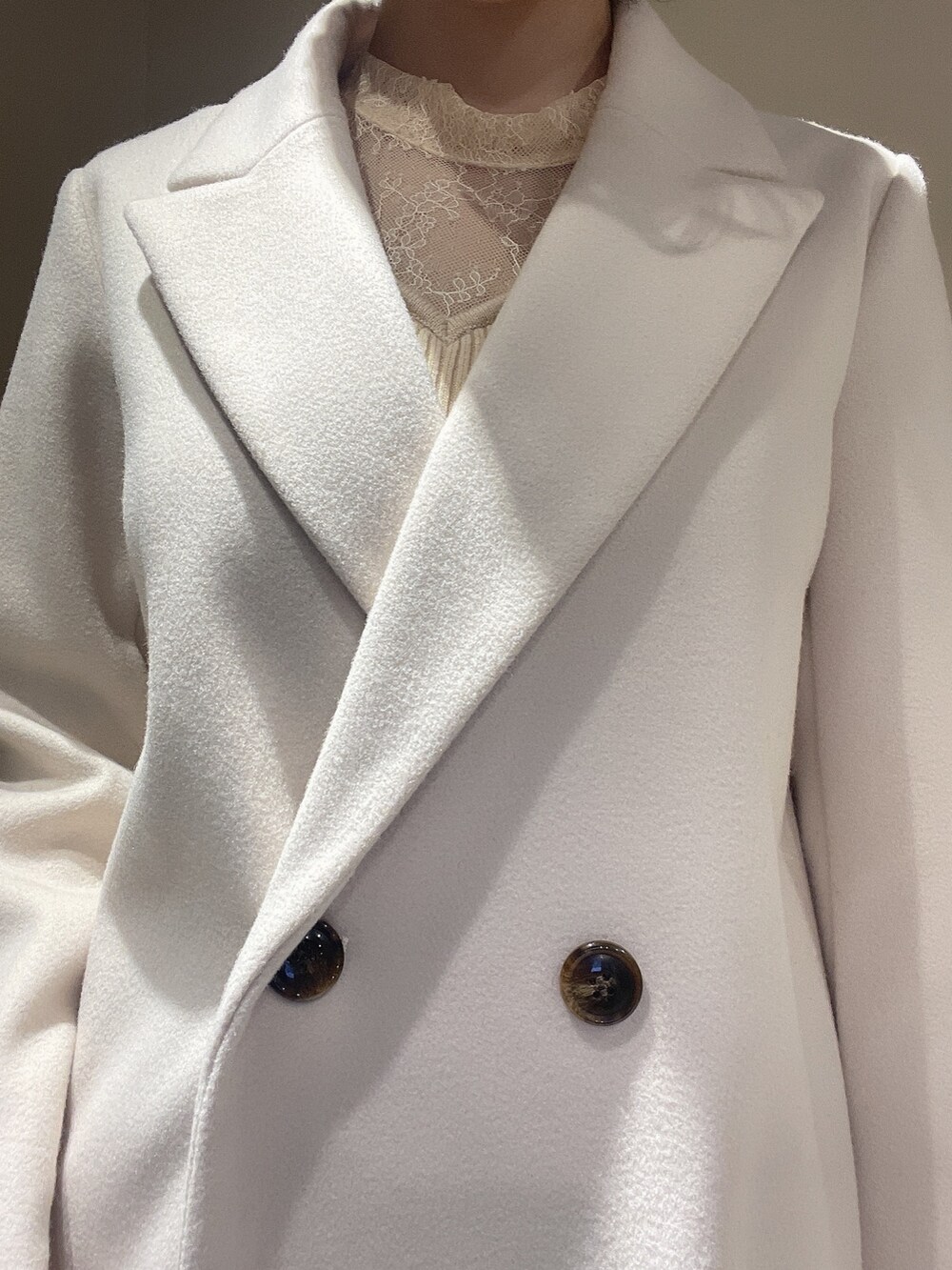 ホワイト系のチェスターコート、ホワイト系のブーツ、ホワイト系のワンピースを着用したレディースの夏コーディネートの9枚目の写真