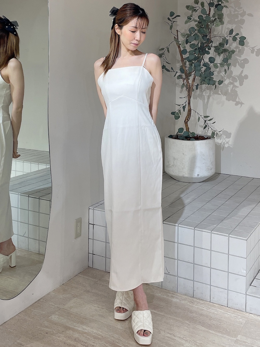 ホワイト系のニット/セーター、ホワイト系のワンピース、ホワイト系のサンダルを着用したレディースの夏コーディネートの4枚目の写真