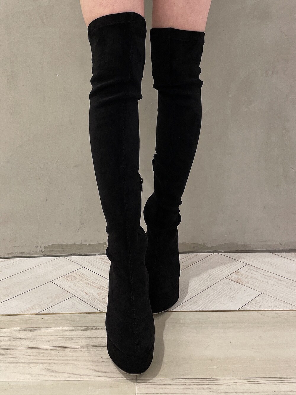 ブラック系のブーツ、ブラック系のハンドバッグ、ブラック系のその他パンツを着用したレディースの冬コーディネートの6枚目の写真