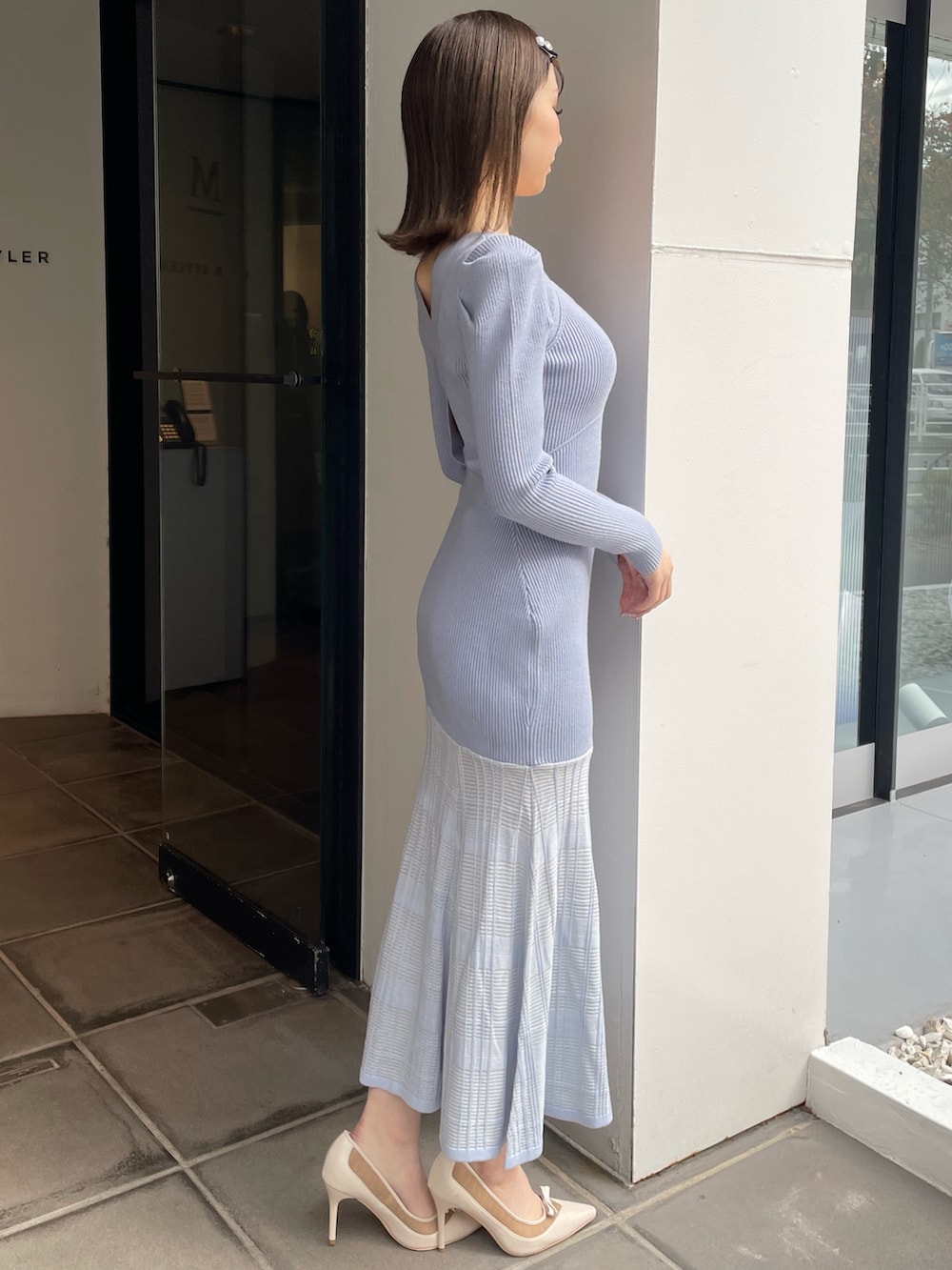 ブルー系のワンピース、ホワイト系のパンプスを着用したレディースの秋コーディネートの3枚目の写真