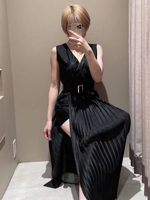 ブラック系のつなぎ/オールインワンを着用したレディースの夏コーディネートの2枚目の写真