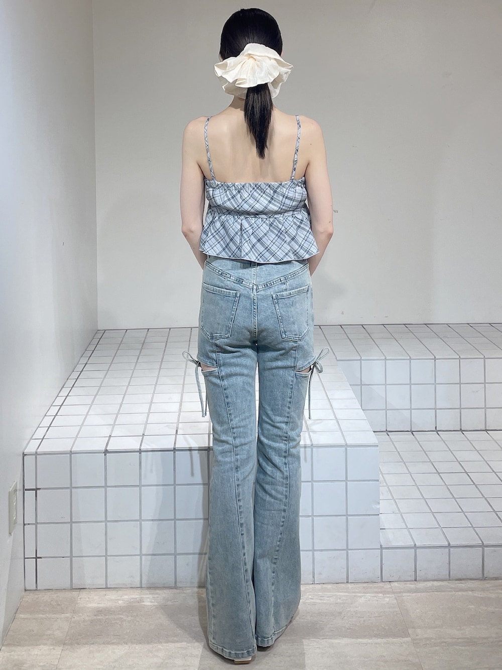 ブルー系のシャツ/ブラウス、ブルー系のシャツ/ブラウス、ホワイト系のパンプスを着用したレディースの春コーディネートの6枚目の写真