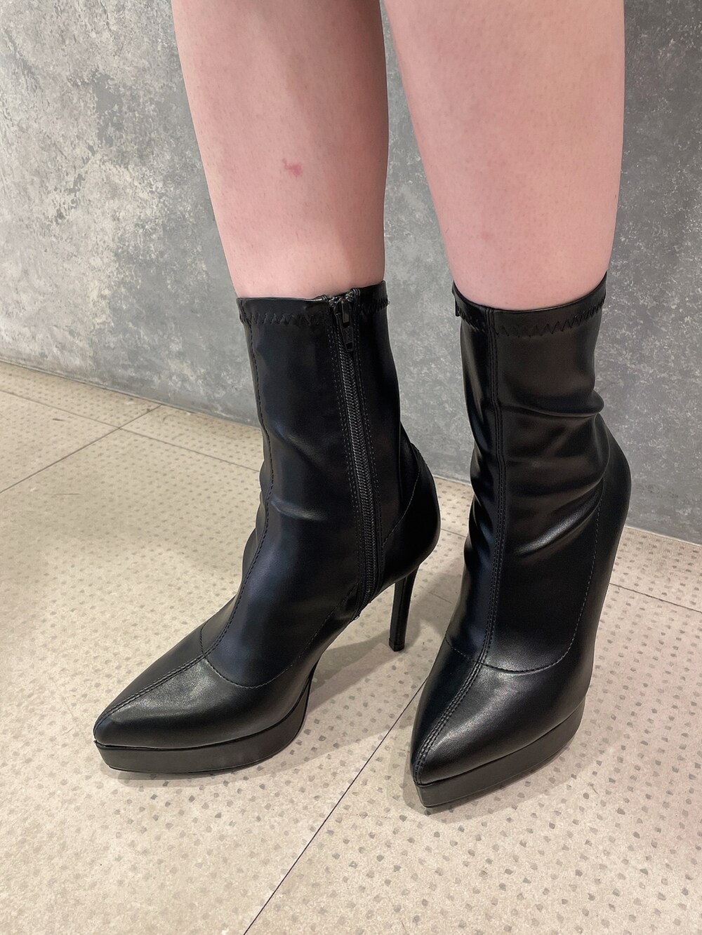 ブラック系のシャツ/ブラウス、ブラック系のその他パンツ、ホワイト系のハンドバッグを着用したレディースの夏コーディネートの8枚目の写真