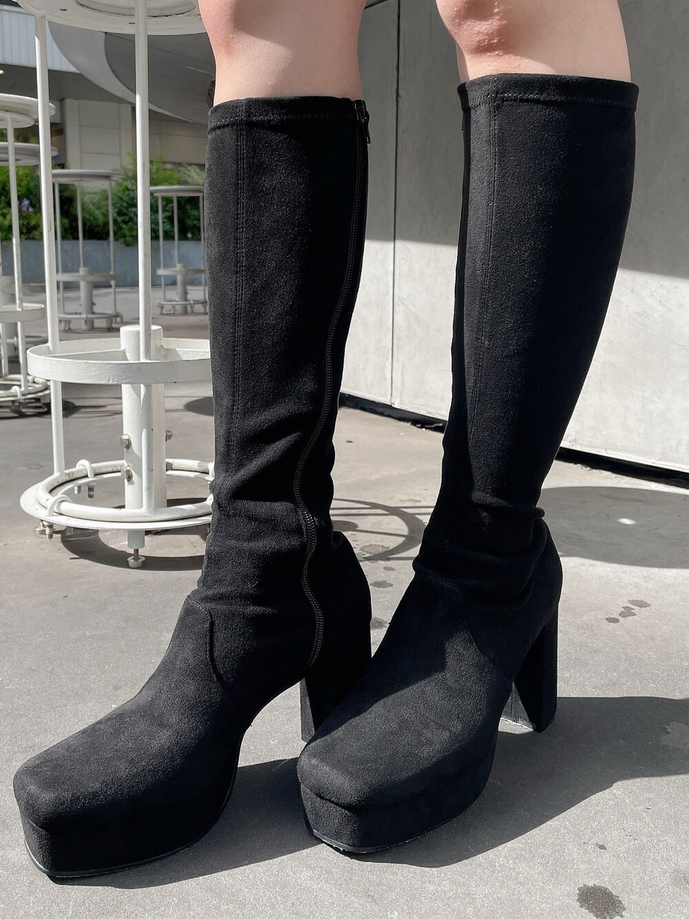 その他のその他パンツ、ブラック系のブーツ、その他のニット/セーターを着用したレディースの秋コーディネートの8枚目の写真