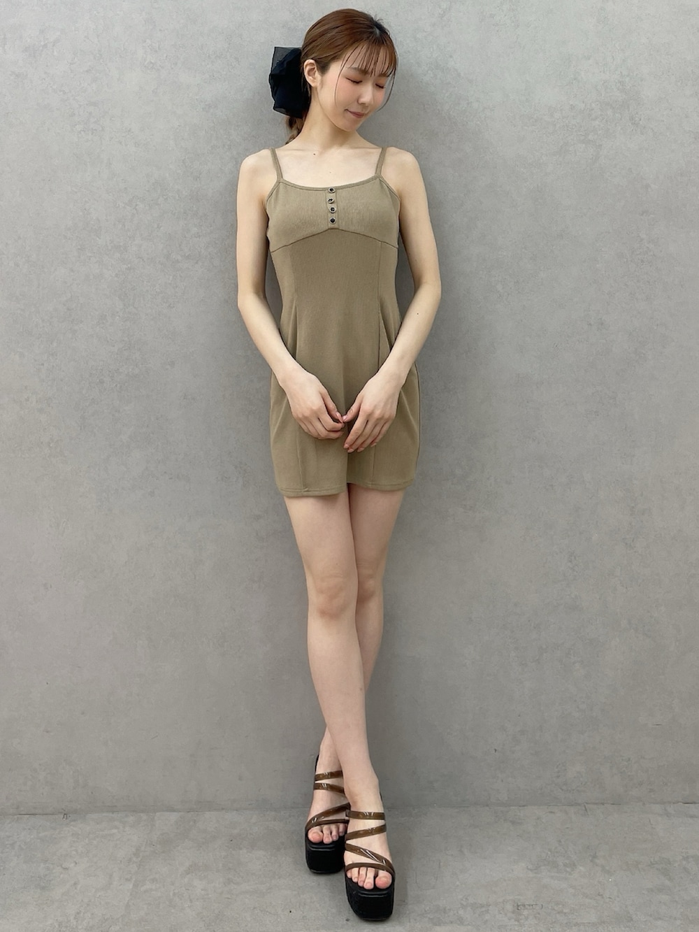 ベージュ系のワンピース、ブラック系のサンダル、ブラック系のバレッタ/ヘアクリップを着用したレディースの春コーディネートの4枚目の写真