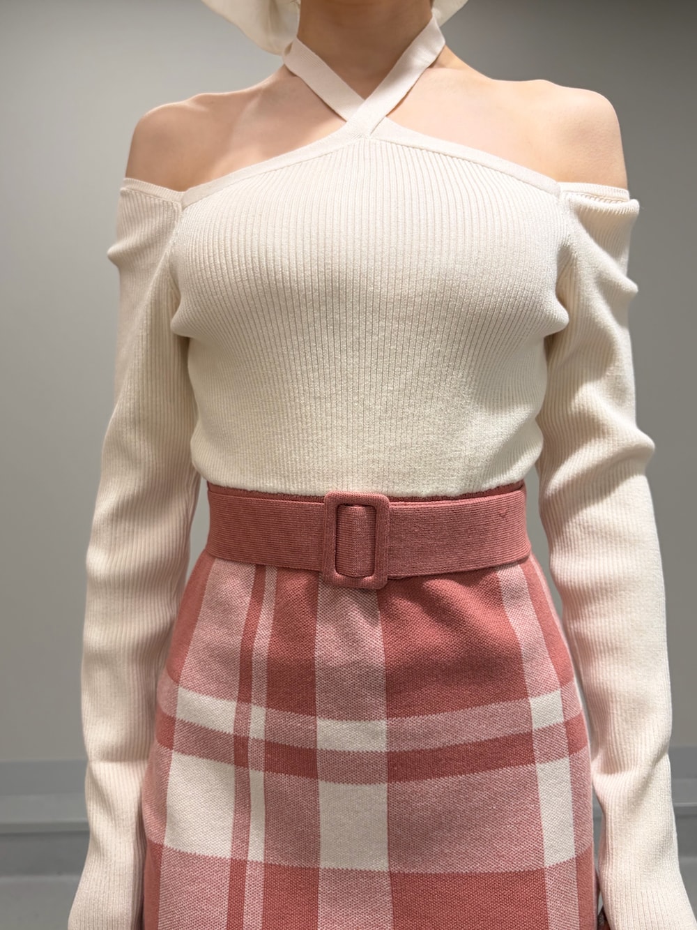 オレンジ系のワンピース、ホワイト系のブーツ、ホワイト系のバレッタ/ヘアクリップを着用したレディースの冬コーディネートの7枚目の写真