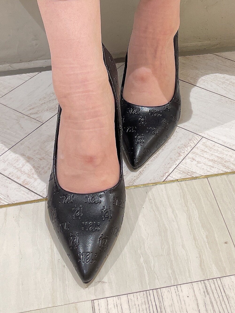 ブラック系のパンプス、ブラック系のスカート、ブラック系のシャツ/ブラウスを着用したレディースの冬コーディネートの8枚目の写真