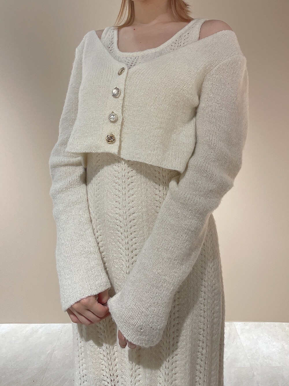 ホワイト系のブルゾン、ホワイト系のワンピース、ベージュ系のブーツを着用したレディースの秋コーディネートの8枚目の写真