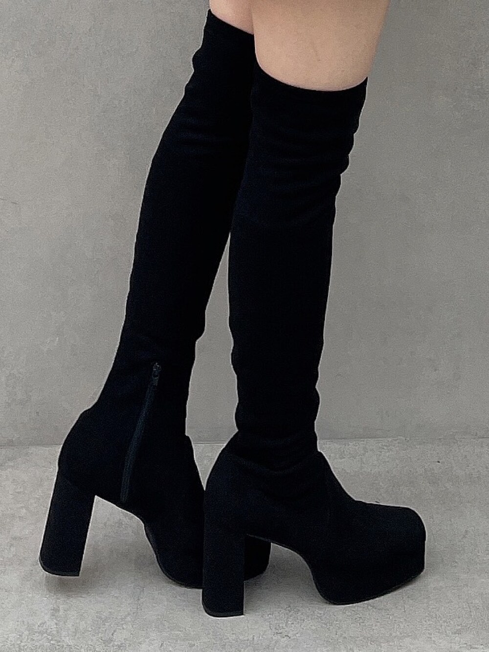 ブラック系のスウェット、ブラック系のブーツ、ブラック系のその他パンツを着用したレディースの秋コーディネートの10枚目の写真