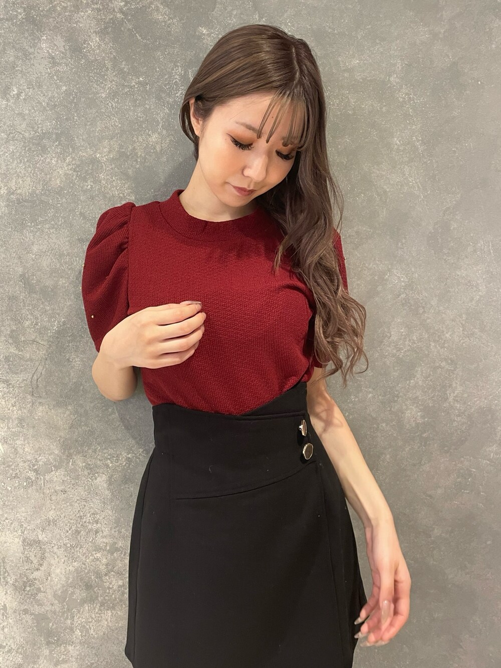 レッド系のTシャツ/カットソー、ブラック系のその他パンツ、ブラック系のブーツを着用したレディースの夏コーディネートの4枚目の写真