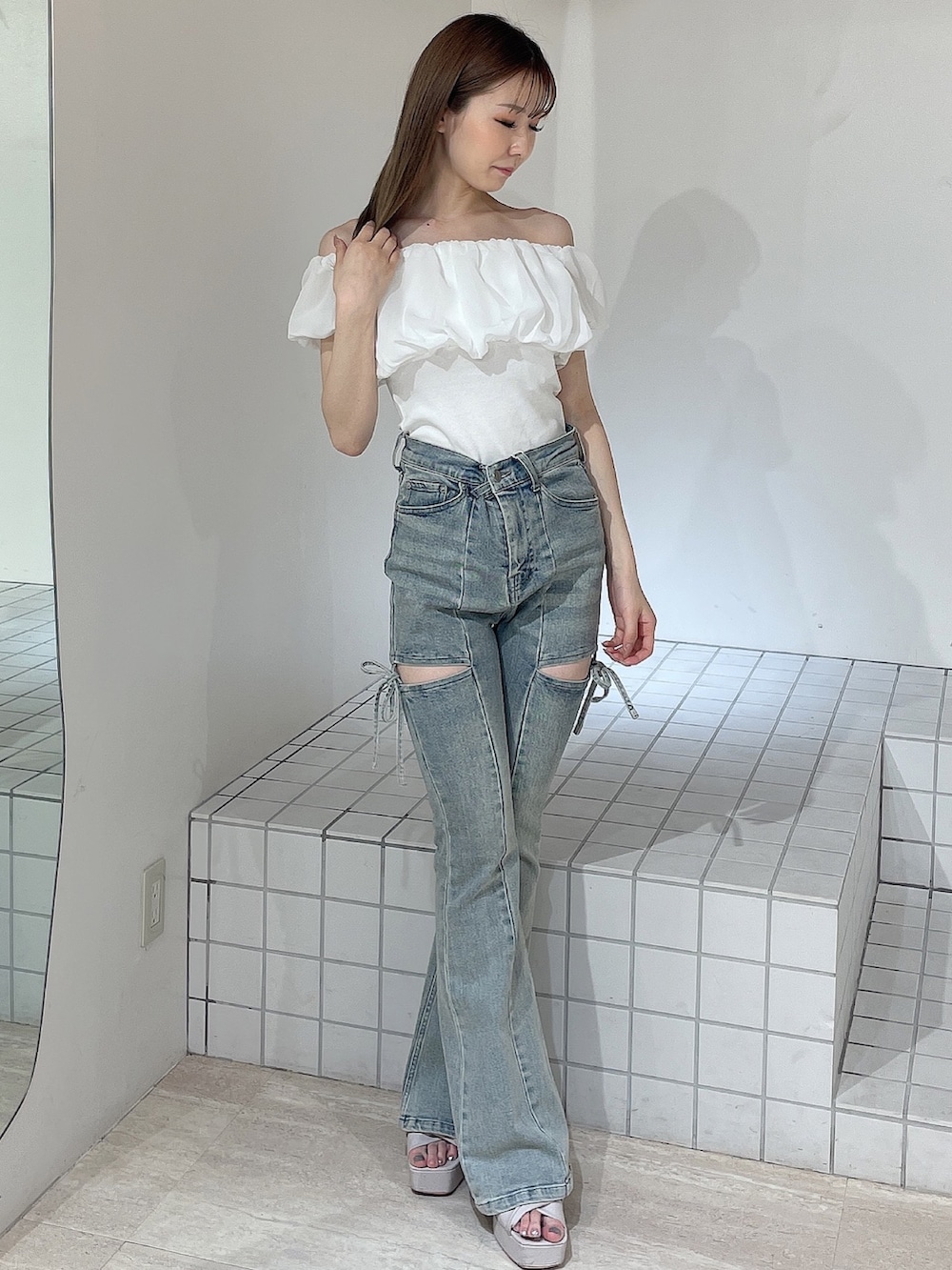 ホワイト系のTシャツ/カットソー、ブルー系のデニムパンツ、ベージュ系のサンダルを着用したレディースの夏コーディネートの2枚目の写真