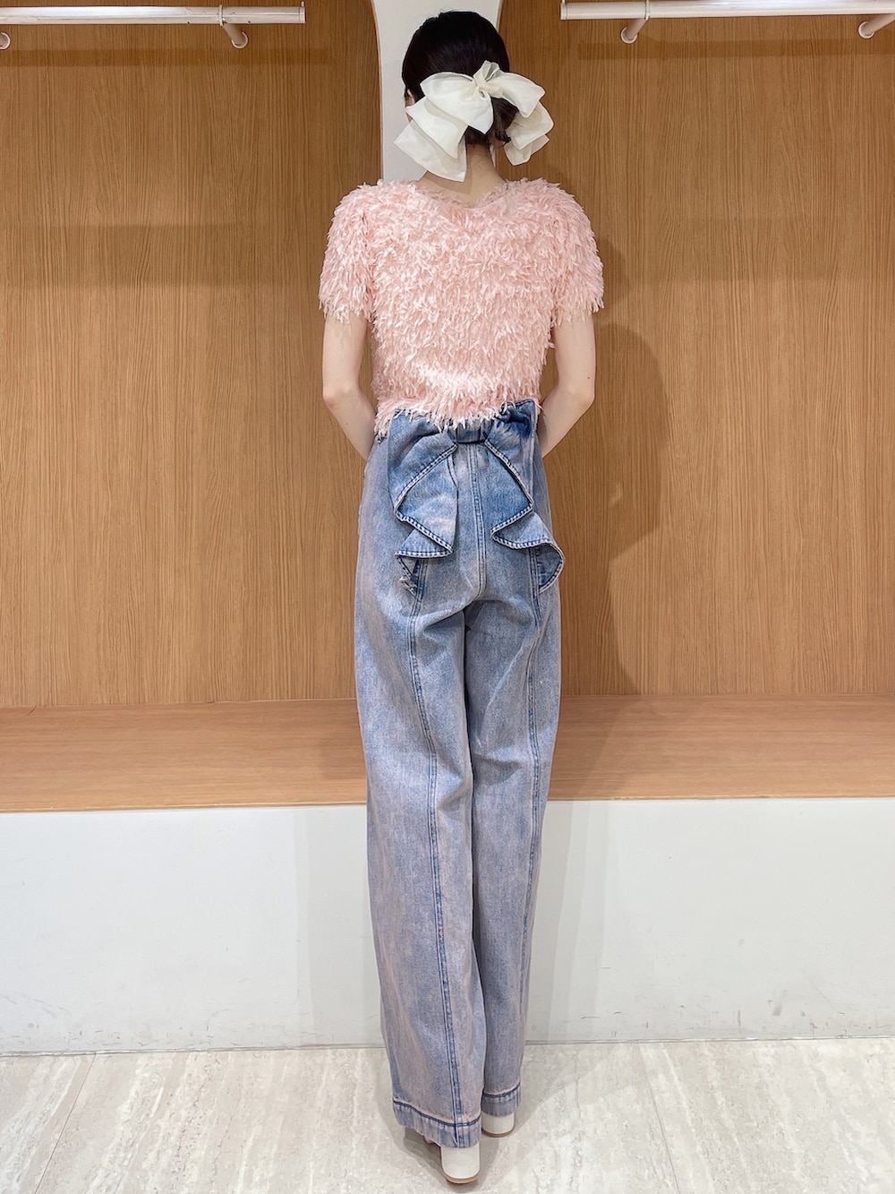 ピンク系のTシャツ/カットソー、ピンク系のデニムパンツ、ホワイト系のサンダルを着用したレディースの春コーディネートの4枚目の写真