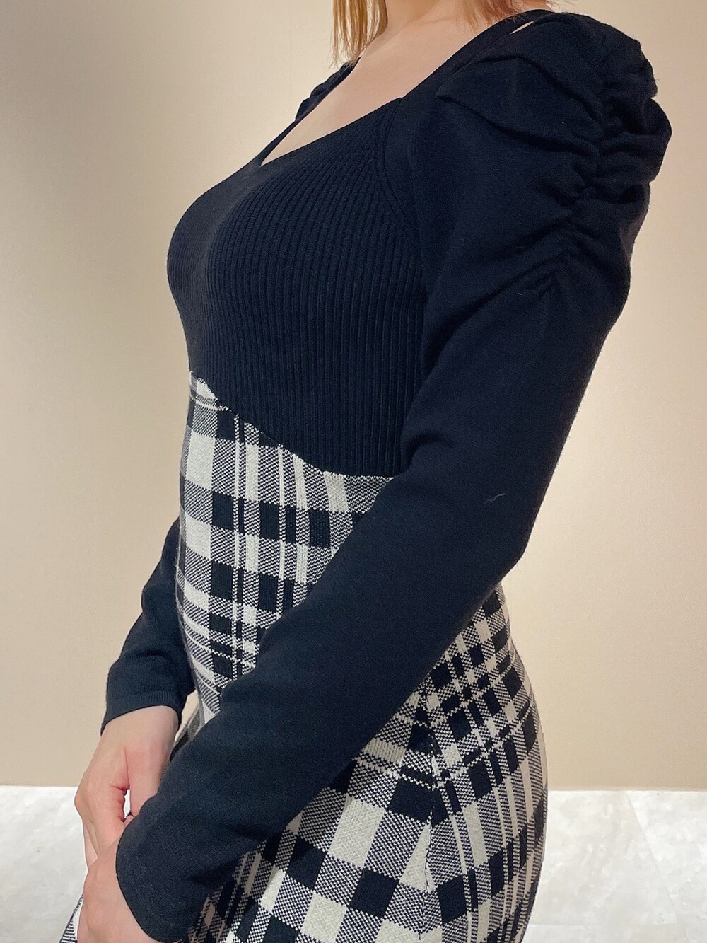 ブラック系のワンピース、ブラック系のブーツ、ブラック系のハットを着用したレディースの秋コーディネートの7枚目の写真