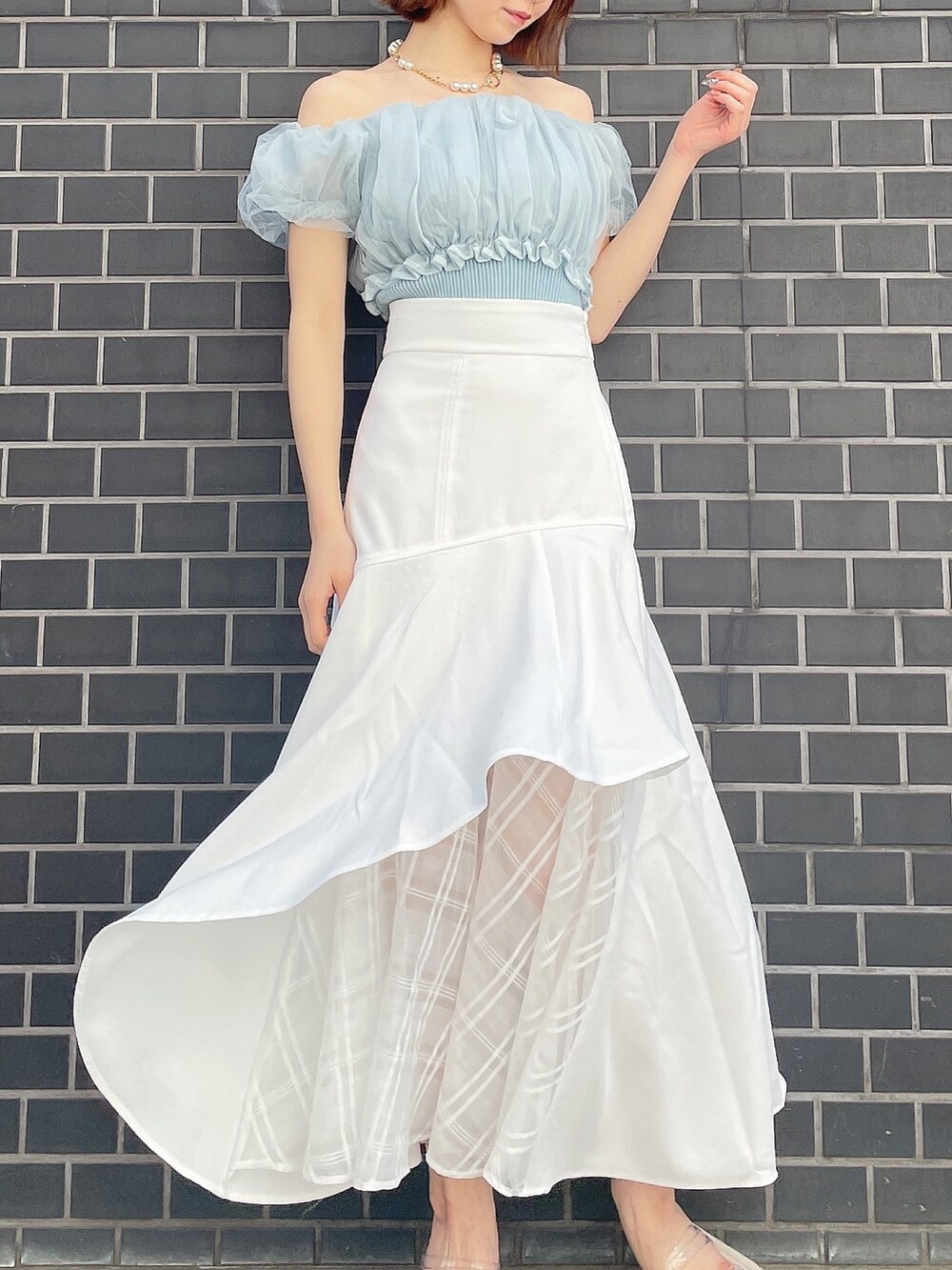 ブルー系のシャツ/ブラウス、ホワイト系のスカート、ホワイト系のサンダルを着用したレディースの春コーディネートの5枚目の写真