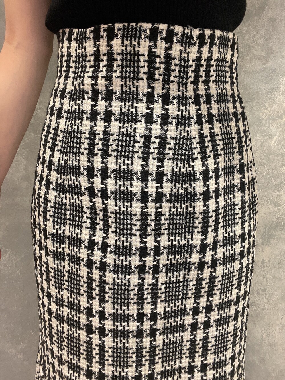 ブラック系のブーツ、ブラック系のスカート、ブラック系のテーラードジャケットを着用したレディースの夏コーディネートの8枚目の写真