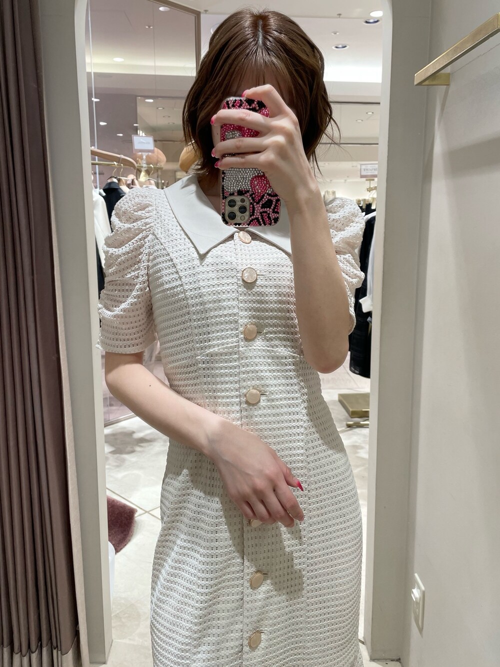 ホワイト系のワンピース、ベージュ系のパンプスを着用したレディースの春コーディネートの5枚目の写真