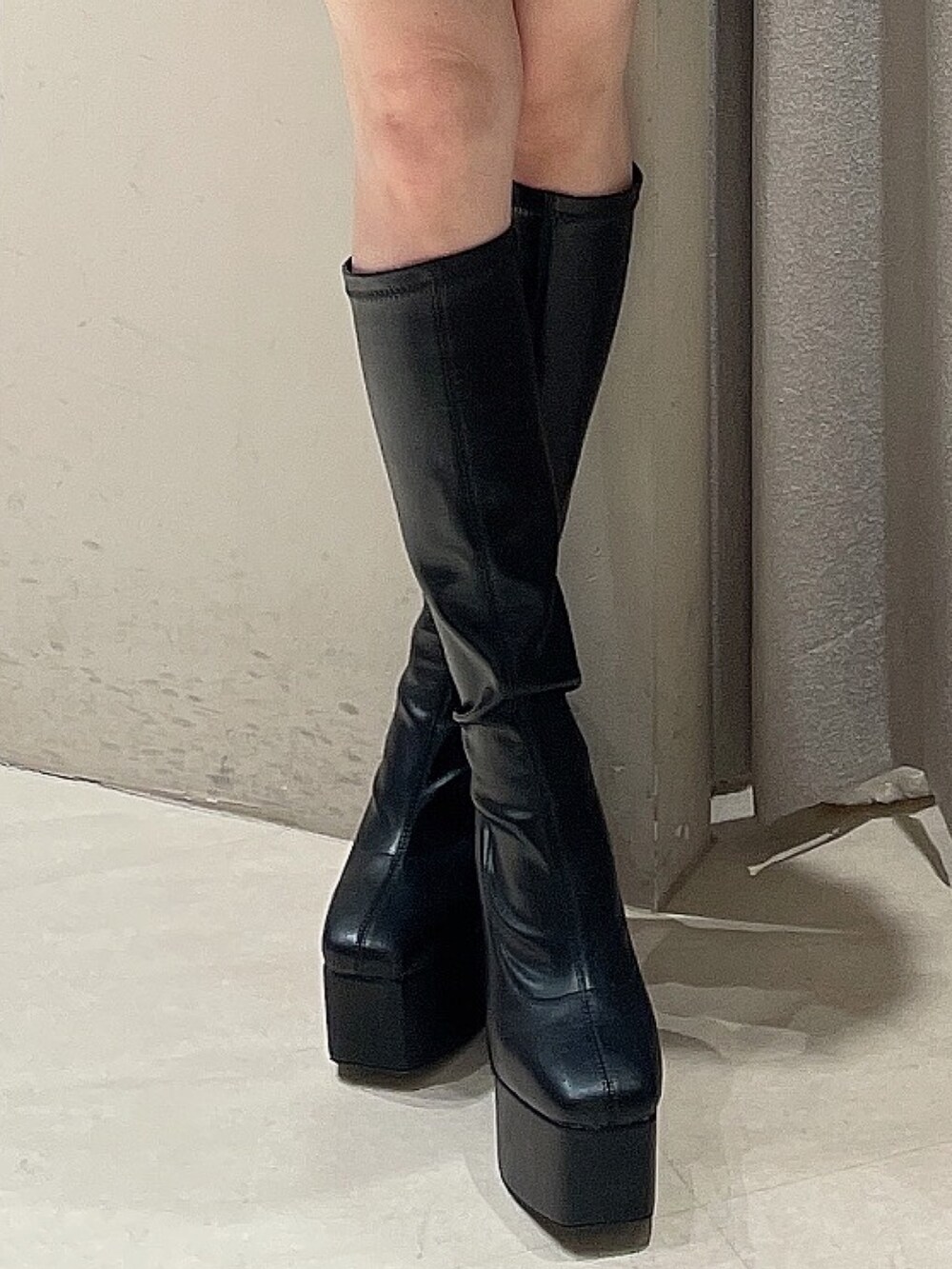 ブラック系のダウンジャケット/コート、その他のノーカラージャケット、その他のスカートを着用したレディースの秋コーディネートの10枚目の写真