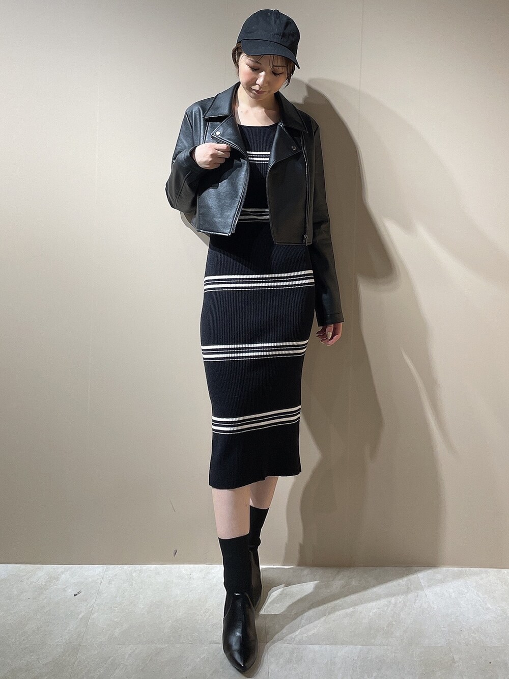 その他のワンピース、ブラック系のブーツ、ブラック系のライダースジャケットを着用したレディースの秋コーディネートの3枚目の写真