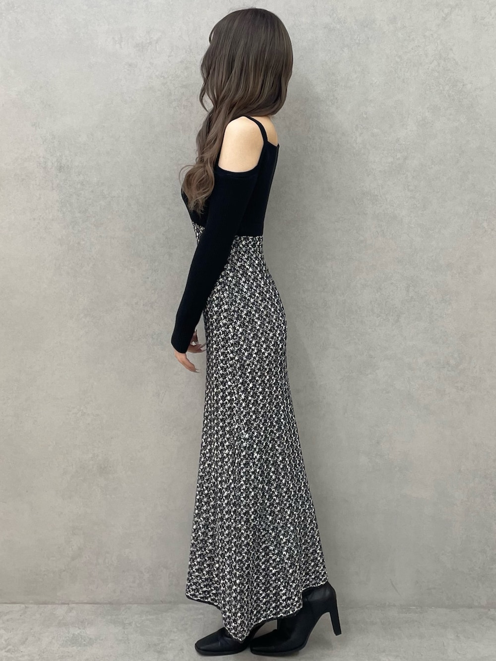 ブラック系のブーツ、ブラック系のワンピースを着用したレディースの夏コーディネートの2枚目の写真