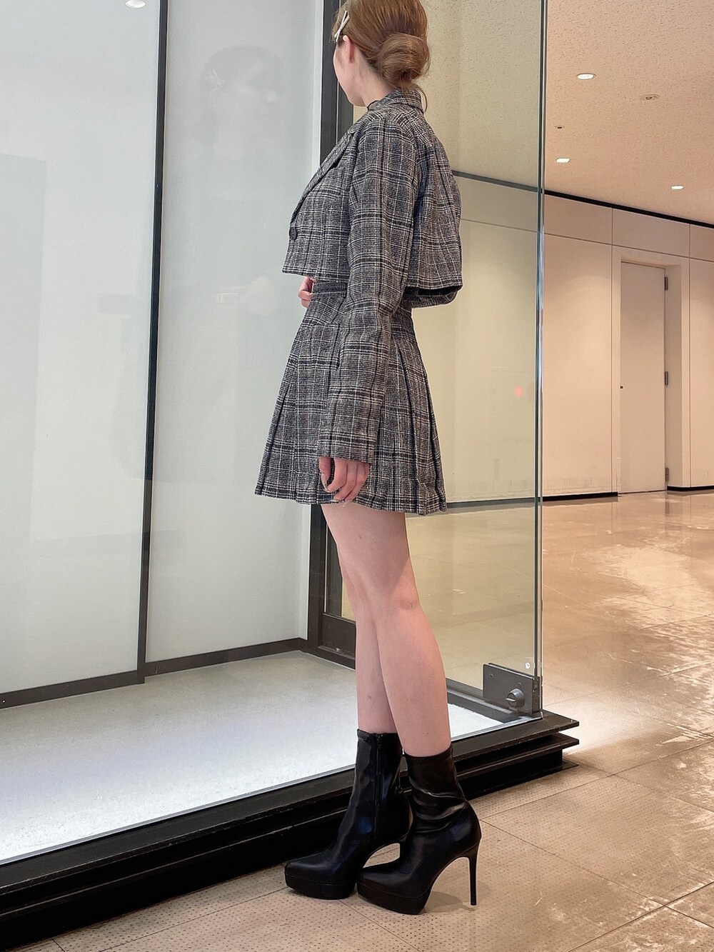 その他のテーラードジャケット、その他のスカート、ブラック系のTシャツ/カットソーを着用したレディースの夏コーディネートの2枚目の写真