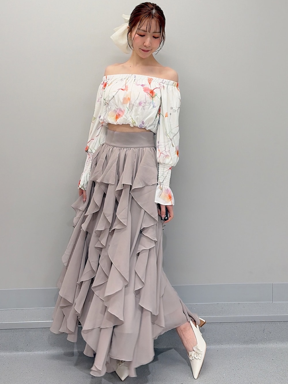 ホワイト系のテーラードジャケット、ホワイト系のシャツ/ブラウス、ベージュ系のスカートを着用したレディースの冬コーディネートの5枚目の写真