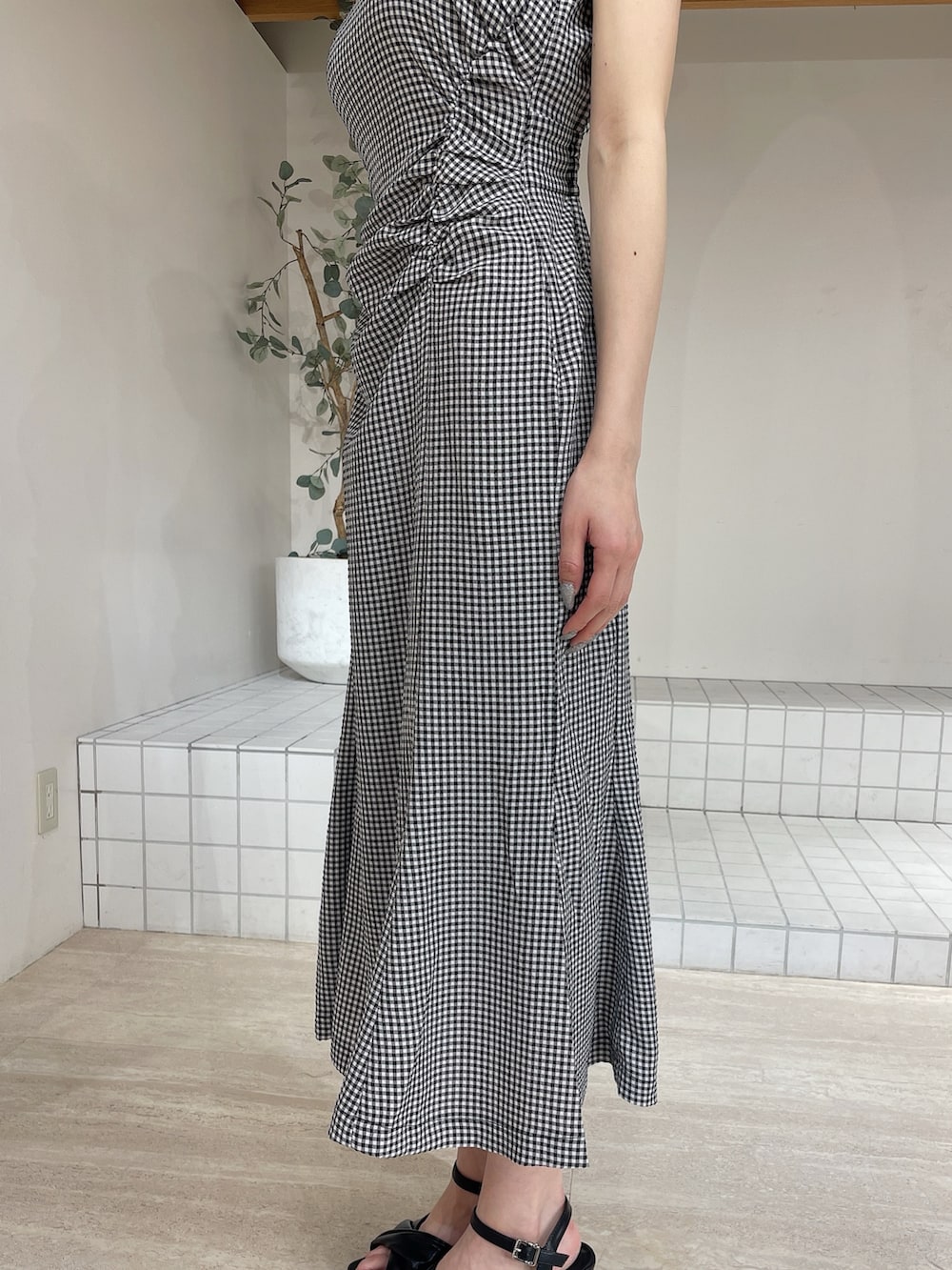 その他のワンピース、ブラック系のサンダル、ブラック系のバレッタ/ヘアクリップを着用したレディースの夏コーディネートの7枚目の写真