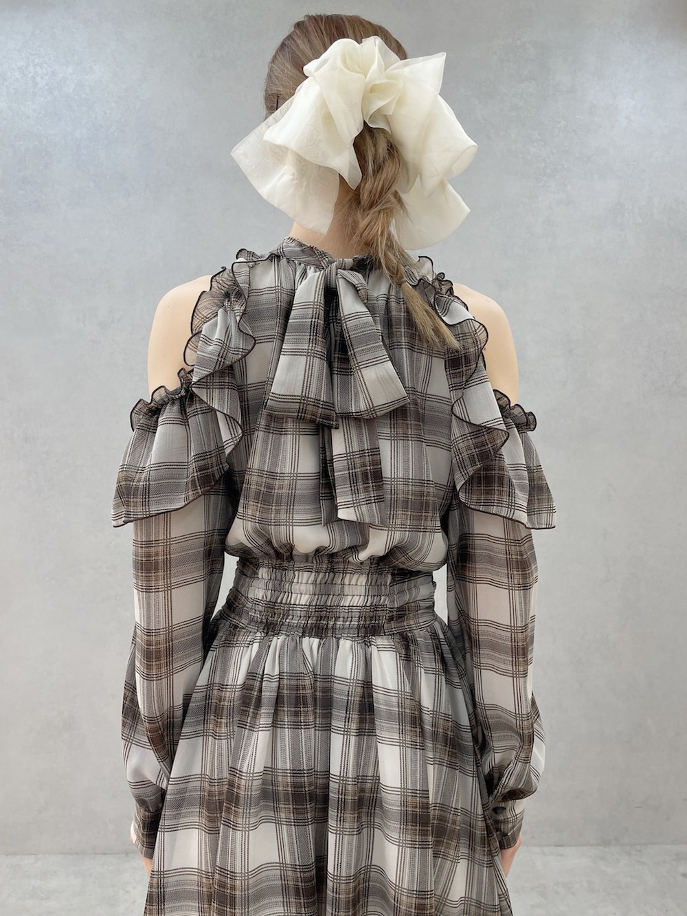 ブラウン系のワンピース、ホワイト系のブーツ、ホワイト系のバレッタ/ヘアクリップを着用したレディースの春コーディネートの7枚目の写真