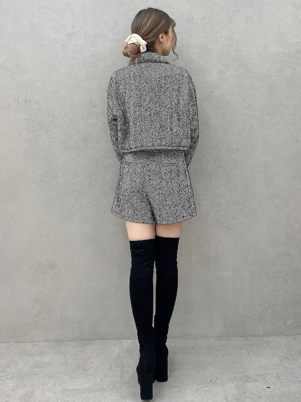 ブラック系のブーツ、ブラック系のニット/セーター、ブラック系のその他パンツを着用したレディースの秋コーディネートの4枚目の写真