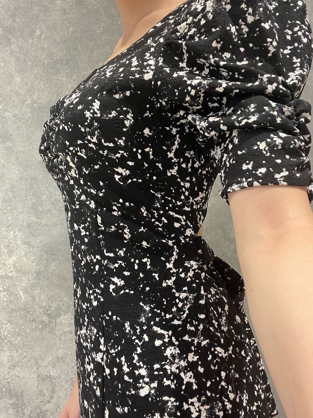 その他のワンピース、ブラック系のサンダルを着用したレディースの夏コーディネートの6枚目の写真