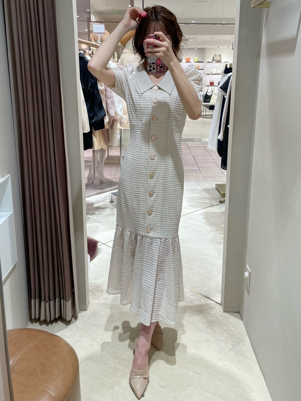 ホワイト系のワンピース、ベージュ系のパンプスを着用したレディースの春コーディネートの2枚目の写真