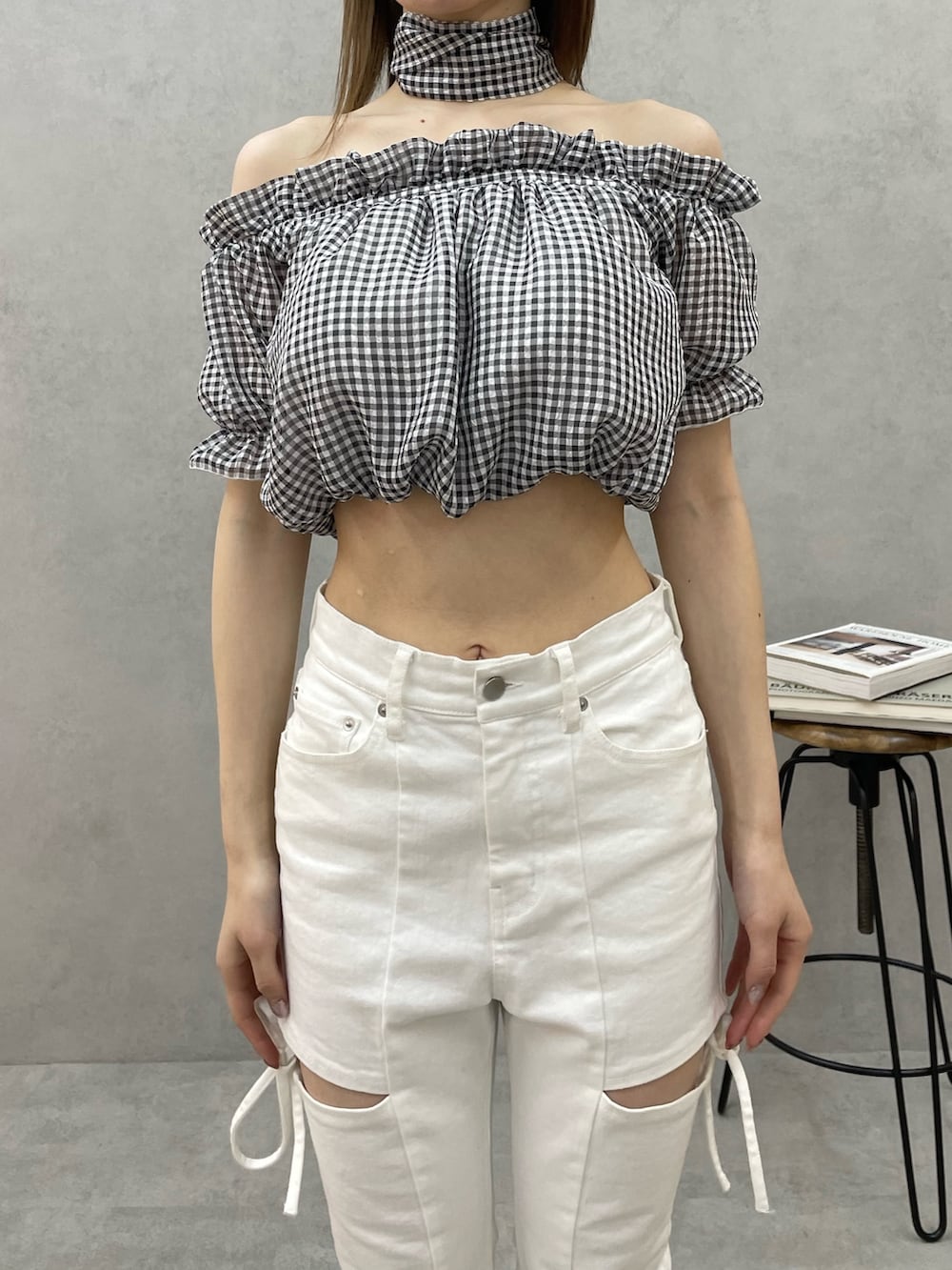 その他のシャツ/ブラウス、ホワイト系のデニムパンツ、ホワイト系のブーツを着用したレディースの春コーディネートの5枚目の写真