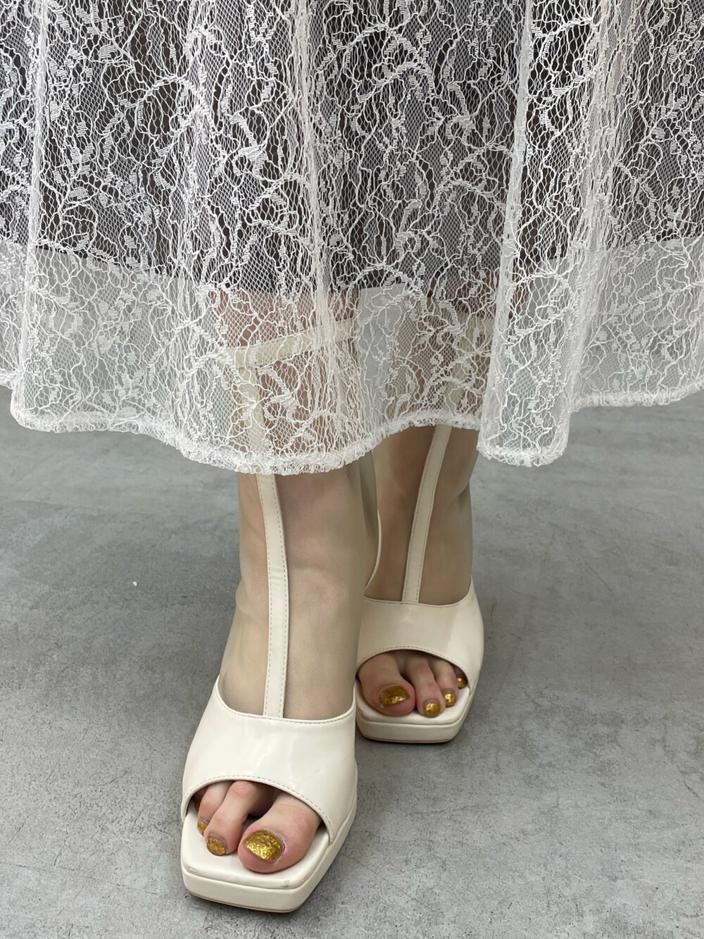 ブルー系のワンピース、ホワイト系のブーツを着用したレディースの春コーディネートの8枚目の写真