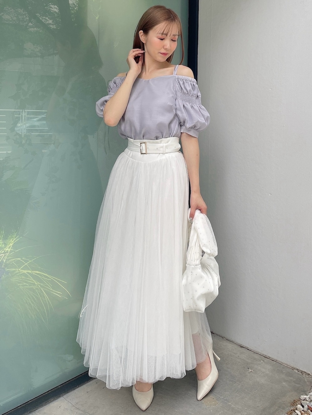 ホワイト系のスカート、ホワイト系のハンドバッグ、パープル系のシャツ/ブラウスを着用したレディースの夏コーディネートの2枚目の写真