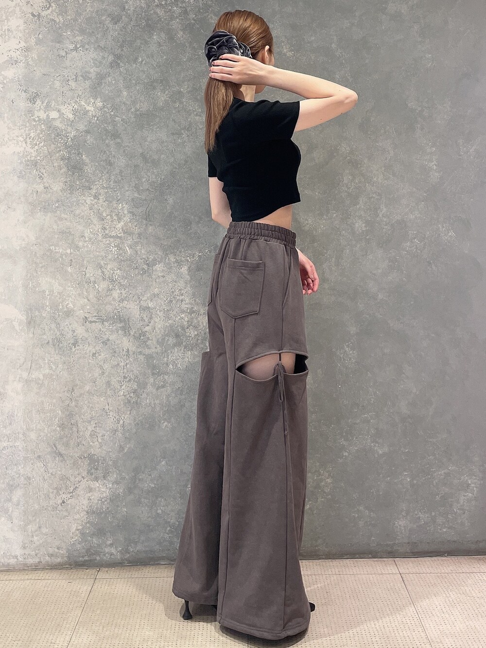 ブラック系のTシャツ/カットソー、グレー系のその他パンツ、ブラック系のパンプスを着用したレディースの夏コーディネートの3枚目の写真