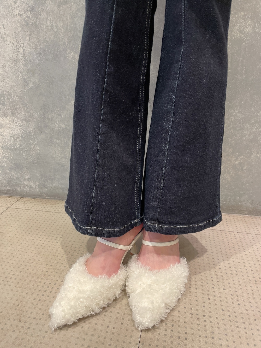ベージュ系のシャツ/ブラウス、ブルー系のデニムパンツ、ホワイト系のパンプスを着用したレディースの夏コーディネートの10枚目の写真